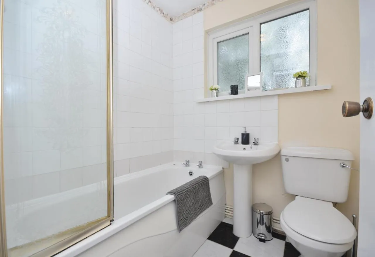 Bright Stylish 2 Bedroom Garden Apartment South Belfast Close To Everything