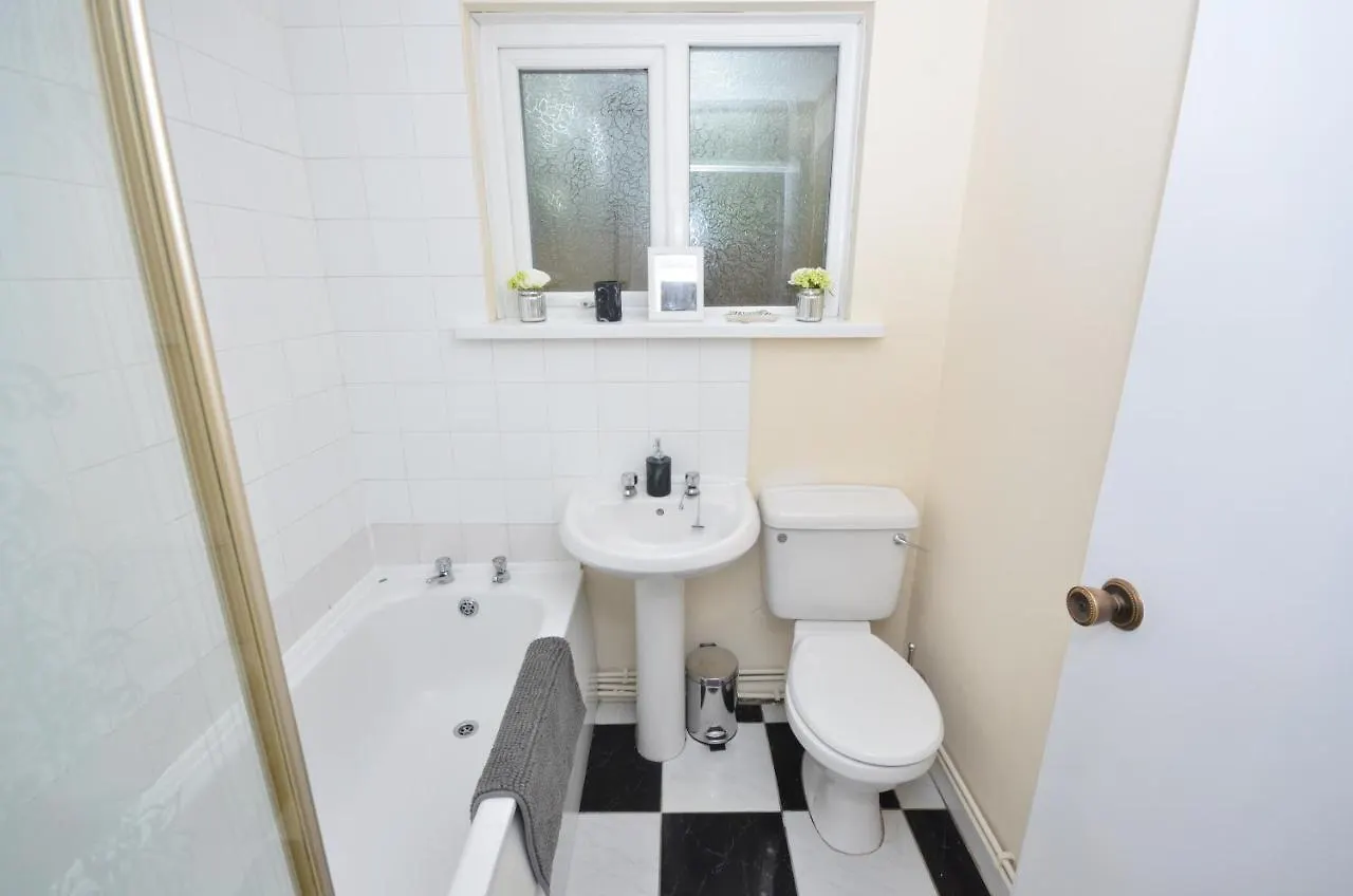 Bright Stylish 2 Bedroom Garden Apartment South Belfast Close To Everything Reino Unido
