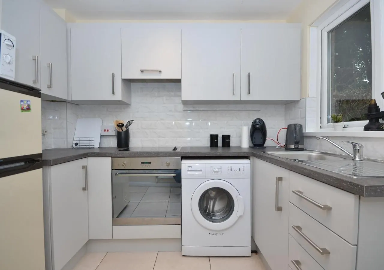 Bright Stylish 2 Bedroom Garden Apartment South Belfast Close To Everything