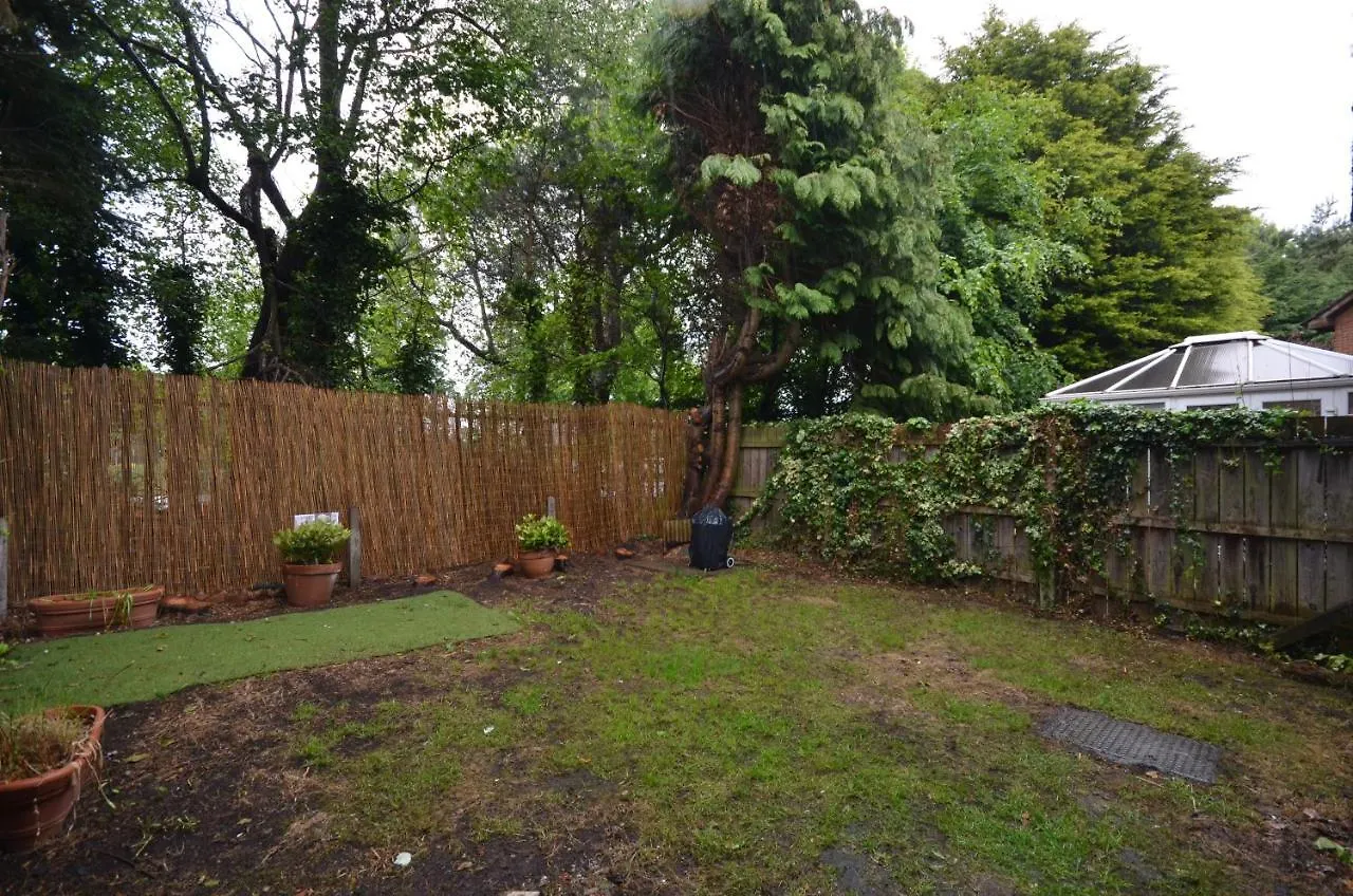 Bright Stylish 2 Bedroom Garden Apartment South Belfast Close To Everything 0*,  Reino Unido