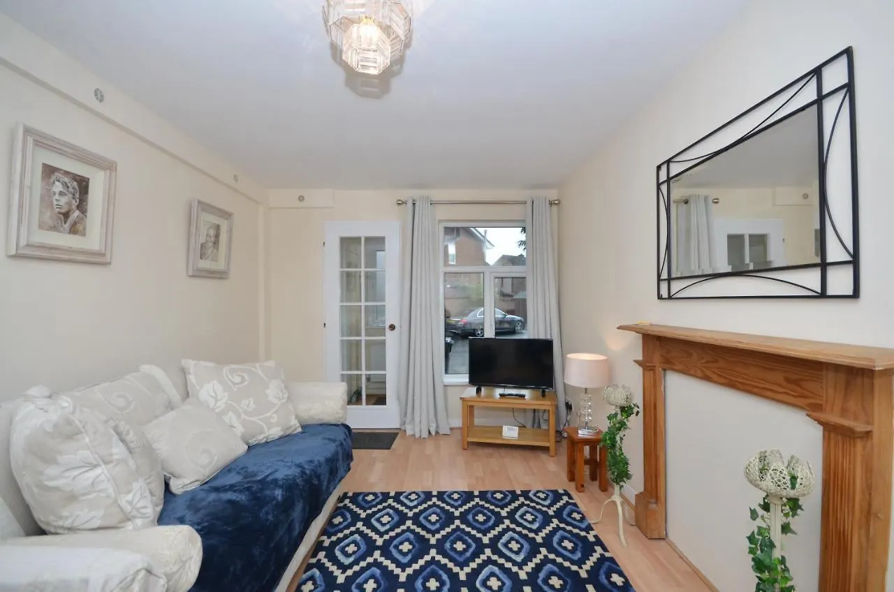 Bright Stylish 2 Bedroom Garden Apartment South Belfast Close To Everything location