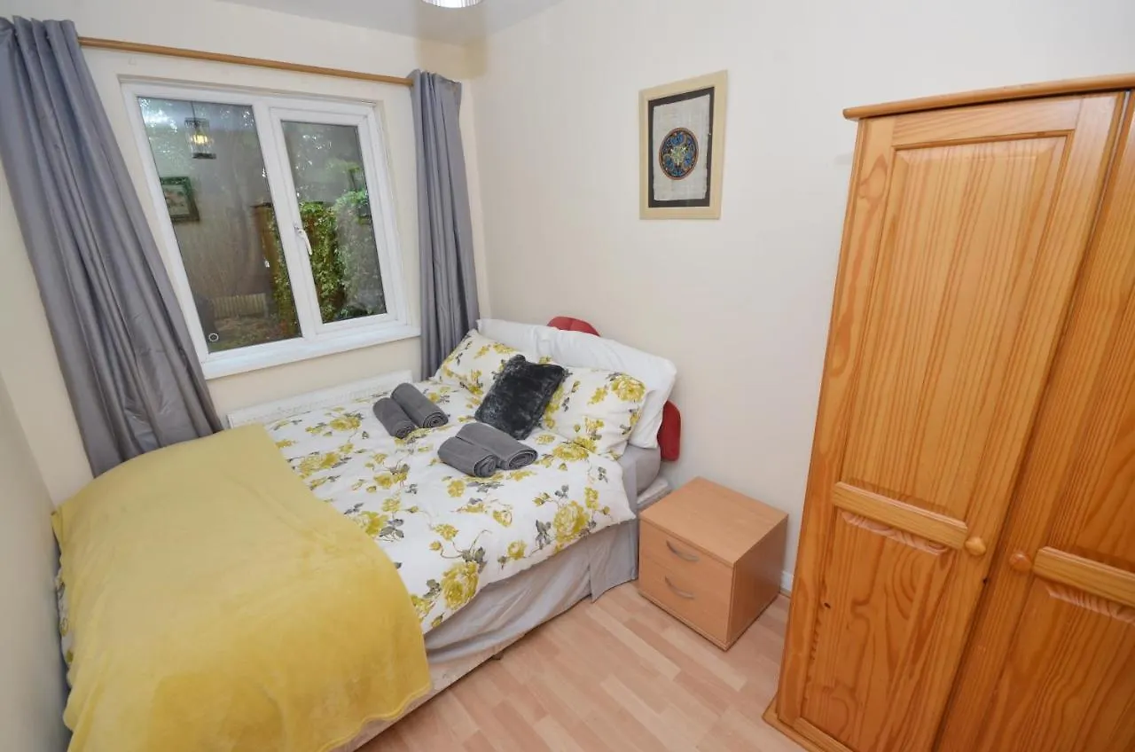 Bright Stylish 2 Bedroom Garden Apartment South Belfast Close To Everything