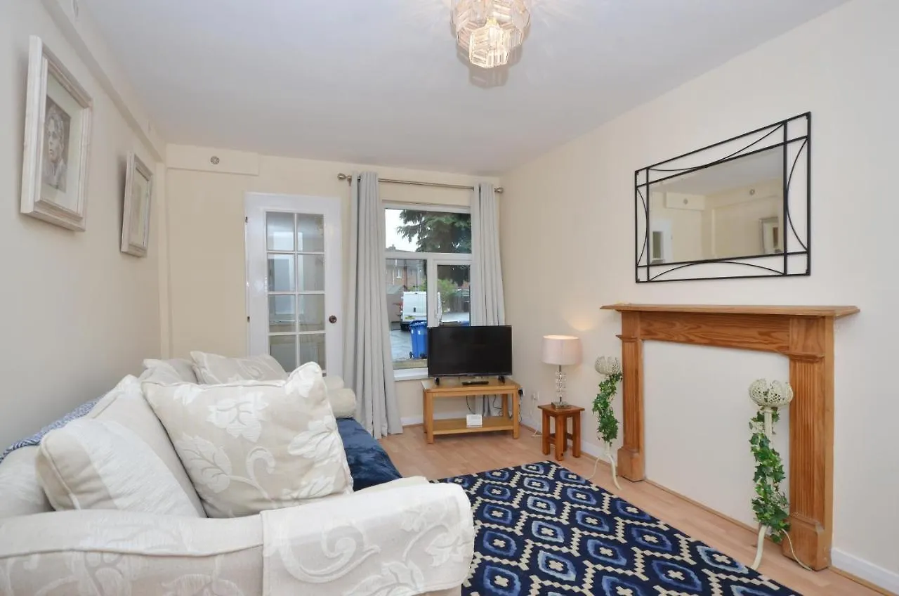 Bright Stylish 2 Bedroom Garden Apartment South Belfast Close To Everything